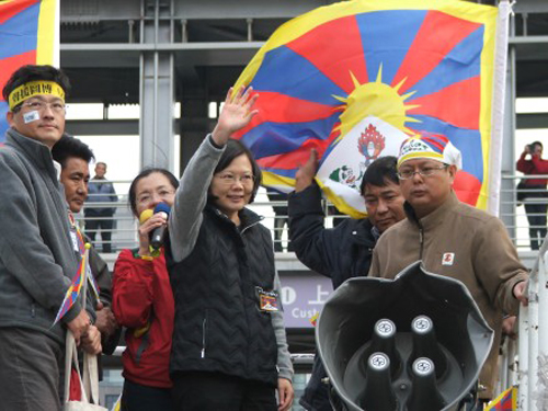 DPP Chairperson Tsai Ing-wen participated in a protest for Tibet in Taipei on 14 March 2009.