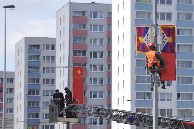 Aktivisté nahradili 28. bøezna dvì vlajky vítající èínského prezidenta na Evropské tøídì vlajkami Tibetu. Policie vlajky odstranila a proti aktivistùm zasáhla.