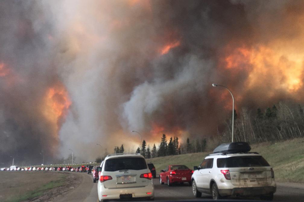 Landscape_view_of_wildfire_near_Highway_63_in_south_Fort_McMurray_(cropped)