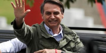 Jair Bolsonaro, far-right lawmaker and presidential candidate of the Social Liberal Party (PSL), gestures at a polling station in Rio de Janeiro, Brazil October 28, 2018. REUTERS/Pilar Olivares      TPX IMAGES OF THE DAY