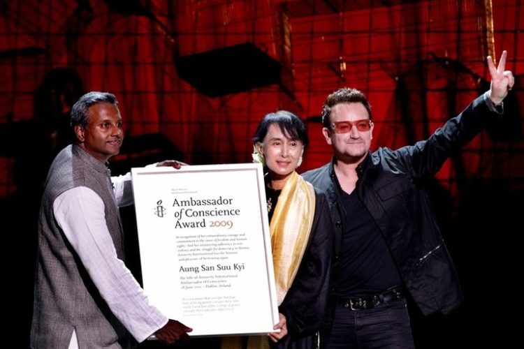 Aung San Suu Kyi collects the Amnesty International Ambassador of Conscience award (2009) at the Electric Burma Concert held her in honour in Dublin, Ireland, 18 June 2012. 
Aung San Suu Kyi was presented with the award by Bono and Amnesty International Secretary General Salil Shetty.