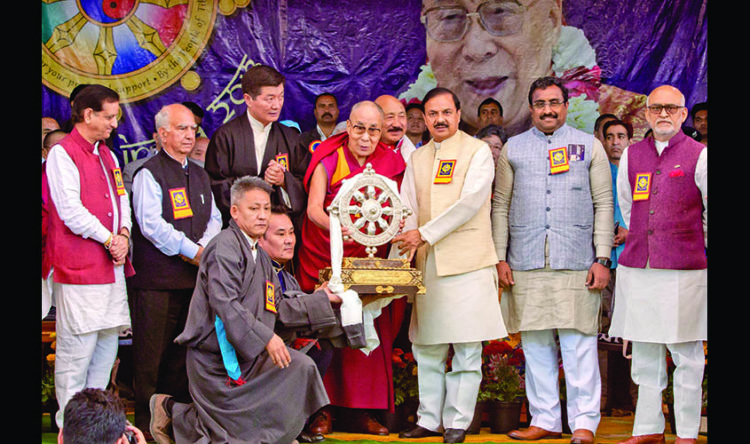 Dharamshala
Tibetan Spiritual Leader the Dalai Lama (c) honour Union Minister for Culture Dr Mahes Sharma with moment during the " Thankyou India-2018" function at Tsugla Khang Temple, Mcleodganj, Dharamshala on Saturday. Shanta Kumar ( 2nd from left) also present on this occasion.
photo
Shailesh Bhatnagar
