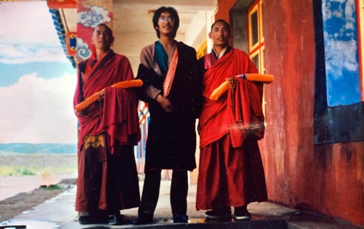 གཡོན་གྱི་དང་པོ་རྒན་ཨ་ཁུ་བློ་བཟང་རྒྱ་མཚོ་དང་། དབུས་སུ་སྨྱུག་ཐོགས་པ་ཕྲན། གཡས་སུ་རྒན་ཨ་ཁུ་བློ་གསལ་རྒྱ་མཚོ། རྔ་བ་རྫོང་བོད་ཡིག་སློབ་འབྲིང་དུ། ༡༩༨༧ ལོ།