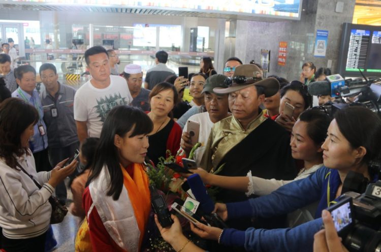 People Welcomes Choeyang Kyi at xining Airport on 28 Aug 2016.(Image:sohu.com)