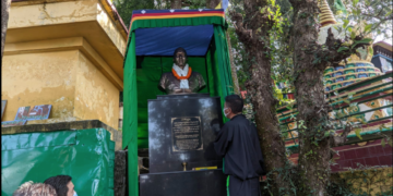 Sikyong Penpa Tsering unveiled the Martyr Statue of Late company leader Nyima Tenzing. Photo: Tibet Times