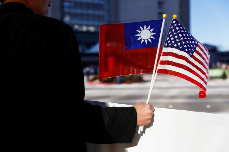 A demonstrator holds flags of Taiwan and the United States in support of Taiwanese President Tsai Ing-wen in Burlingame, Calif., in Jan. 2017. Photo: Stephen Lam / Reuters file