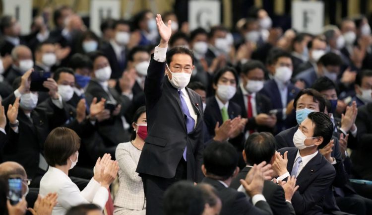 Former Foreign Minister Fumio Kishida gestures as he is elected as new head of the ruling party in the Liberal Democratic Party's leadership vote in Tokyo on 29/09/2021. Photo: KYODO