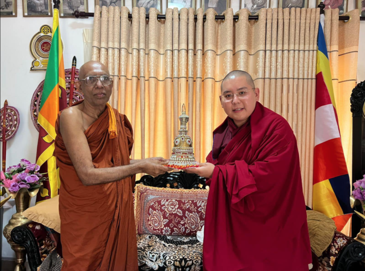 H.E. Ling Rinpoche was kindly invited for lunch with the most Venerable Makulewe Wimala Mahanayake Thero, Head of the Ramanna Order, in Meergama, Sri Lanka (28/01/2022). They enjoyed an enthusiastic discussion about Vinaya.
Photos by Tenzin Khentse