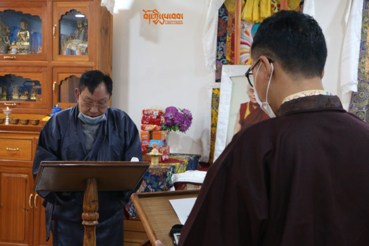 Mr. Tenzin Youten took the oath of the Southern Region Tibetan Local Justice Commissioner infront of the Pro Term Justice Commissioner Mr. Karma Damdul this morning, 10 Am. 3/01/2022. Photo: Tibettimes