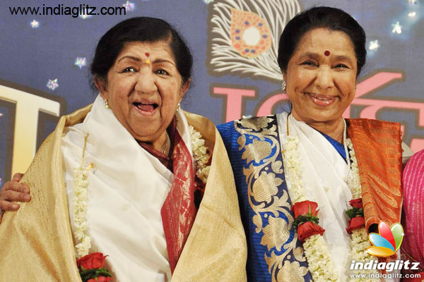 Lata mangeshkar and her sister Asha Mangeshkar