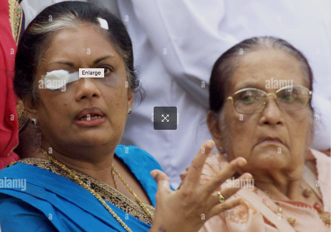 Sri Lanka's President Chandrika Kumaratunga (L) gestures with her mother and Prime Minister Sirima Bandaranaike