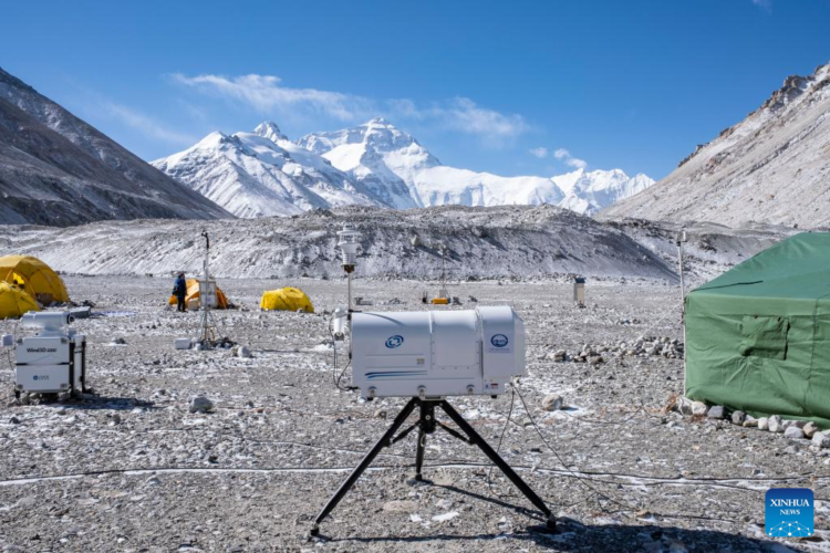 Photo taken on April 24, 2022 shows an automatic meteorological station set up at an altitude of about 5,200 meters on Mount Qomolangma. [Photo/Xinhua]