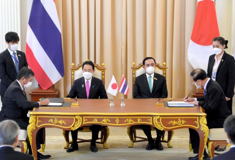 Japanese Prime Minister Fumio Kishida (C, L) and Thai Prime Minister Prayut Chan-o-cha.(Pool photo)