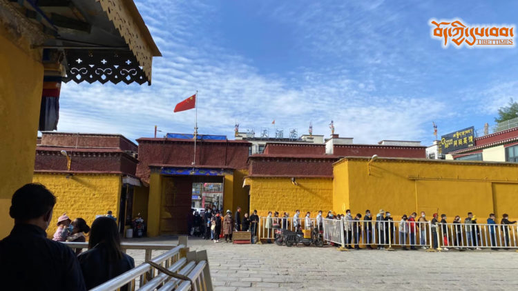 ལྷ་སའི་ར་མོ་ཆེ་གཙུག་ལག་ཁང་གི་ཉེ་འགྲམ། པར་དུས་བབ་ལ་མཁོ་སྤྲོད་བྱས།