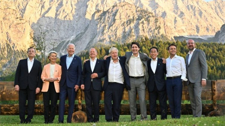 photo. BBC, A show of unity: G7 leaders in Bavaria