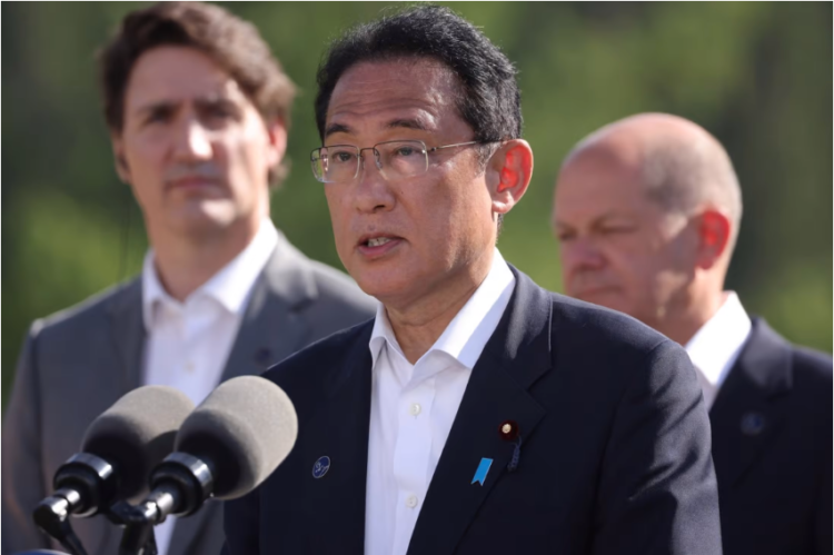 Japanese Prime Minister Fumio Kishida speaks at the G7 summit in Germany on Sunday, in front of Canadian Prime Minister Justin Trudeau, left, and German Chancellor Olaf Scholz. Photo: EPA-EFE