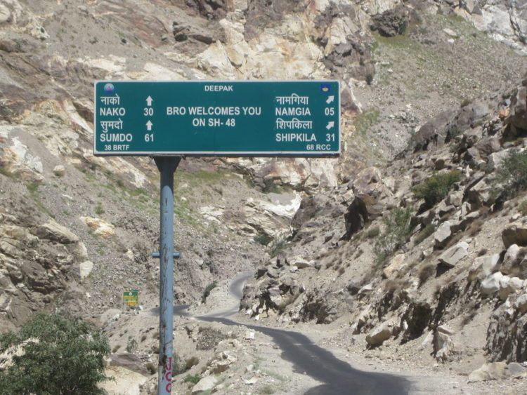 The road at Khab that leads up to the Shipki-La Pass | Wikimedia commons