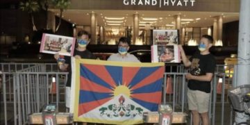 ཐའེ་ཝན་བོད་ཀྱི་འགྲོ་བ་མིའི་ཐོབ་ཐང་འབྲེལ་མཐུད་ཁང་གི་འགན་འཛིན་བཀྲ་ཤིས་ཚེ་རིང་སོགས། འབྲེལ་མཐུད་ཁང་གི་པར།