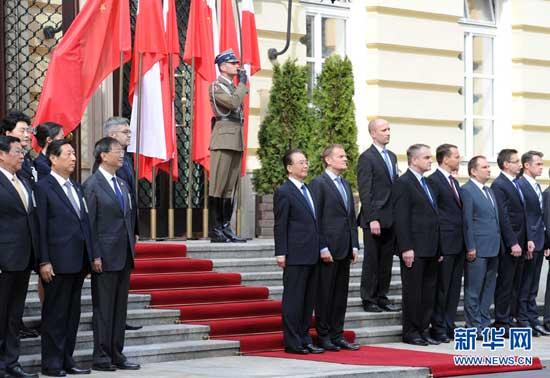 Chinese Premier Wen Jiabao (L) attends a welcoming ceremony held for him by Polish Prime
Minister Donald Tusk in Warsaw, Poland, April 25, 2012. (Xinhua/Pang Xinglei)