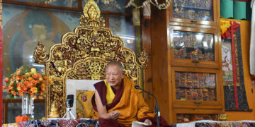 ༧སྐྱབས་རྗེ་ཀིརྟི་རིན་པོ་ཆེ་མཆོག་དགུང་གྲངས་ ༨༠ ཕེབས་པའི་སྐུའི་འཁྲུངས་སྐར་ཉིན་སེར་སྐྱ་མི་མང་ལ་བཀའ་སློབ་སྩལ། ཀིརྟིའི་བྱེས་པ་གྲྭ་ཚང་གི་སྐུ་པར།
