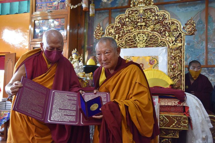 ༧སྐྱབས་རྗེ་ཀིརྟི་རིན་པོ་ཆེ་མཆོག་ལ་བཀའ་དྲིན་རྗེས་དྲན་དང་འབྲེལ་ཚེ་རབས་རྗེས་འཛིན་གྱི་གསོལ་འདེབས་ཞུ་རྟེན་དུ་བཞེངས་པའི་«གསེར་གྱི་དྲན་རྟེན།»འབུལ་བཞེས་མཛད། ཀིརྟིའི་བྱེས་པ་གྲྭ་ཚང་གི་སྐུ་པར།