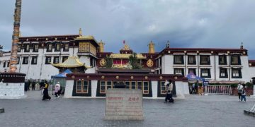 ལྷ་ས་གཙུག་ལག་ཁང་གི་མདུན།