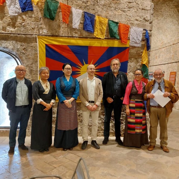 DIIR Kalon Norzin Dolma and Representative Thinlay Chukki with Curator and Author of the photo exhibition Claudio Cardelli, Hon’ble Leonardo Varasano, Minister for Culture (Perugia), and others at the “Tibet: Heart of Asia” exhibition.
