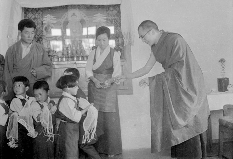 Ama Jetsun Pema la taking newly arrived students from Tibet to meet His Holiness the Dalai Lama at his official residence. She took on the position of president at The Nursery for Tibetan Refugee Children in 1964. Photo/Tibet Museum/CTA