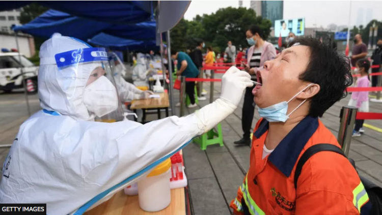 Medical staff testing residents in Guiyang, Guizhou Province.Photo:BBC