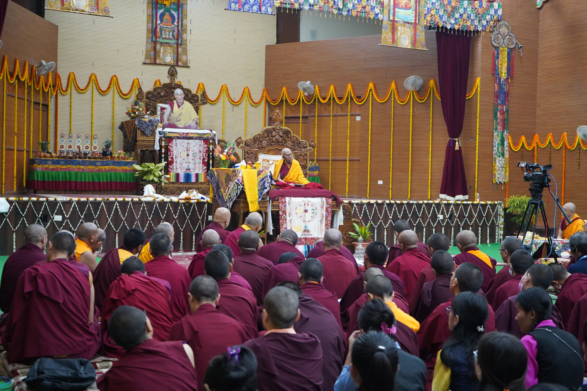 ཝཱ་ཎ་དབུས་བོད་ཀྱི་གཙུག་ལག་སློབ་གཉེར་ཁང་དུ་ཁྲི་ཟུར་ཟམ་གདོང་རིན་པོ་ཆེ ...