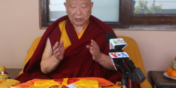 རྒྱལ་སྤྱིའི་དགེ་ལྡན་ལྷན་ཚོགས་ནས་༧གོང་ས་མཆོག་ལ་བརྟན་བཞུགས་འབུལ་གཏན་འཁེལ་བ། ༧སྐྱབས་རྗེ་བྱང་རྩེ་ཆོས་རྗེ་རིན་པོ་ཆེས་གསལ་བསྒྲགས་གནང་། པར། བོད་ཀྱི་དུས་བབ།