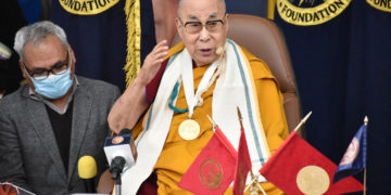 པར། དུས་བབ། ༧གོང་ས་མཆོག་ལ་གྷན་དྷི་མན་ཌ་ལ་གསེར་གྱི་གཟེངས་རྟགས་འབུལ་བཞེས་མཛད།
