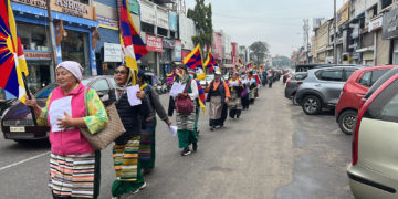 རྒྱ་གར་ལྷོ་ཕྱོགས་སུ་བོད་ཀྱི་ཚོགས་པ་གསུམ་གྱིས་རྒྱ་ནག་གི་ཤོག་དཀར་གསར་བརྗེའི་ལས་འགུལ་ལ་རྒྱབ་སྐྱོར་གྱི་ལས་འགུལ་སྤེལ། ༢༠༢༢།༡༢།༡༠ པར། བོད་ཀྱི་དུས་བབ།