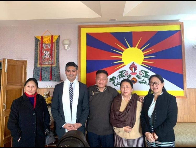 ཨོ་ཧའོ་མངའ་སྡེའི་སིན་སིན་ན་ཊི་གྲོང་ཁྱེར་སྤྱི་ཁྱབ་པ་ཨབ་ཊབ་ཀརྨ་སིང་ལགས་ནས་སྲིད་སྐྱོང་མཆོག་དང་བཀའ་བློན་རྣམ་པར་མཇལ་འཕྲད། ༢༠༢༢།༡༢།༥