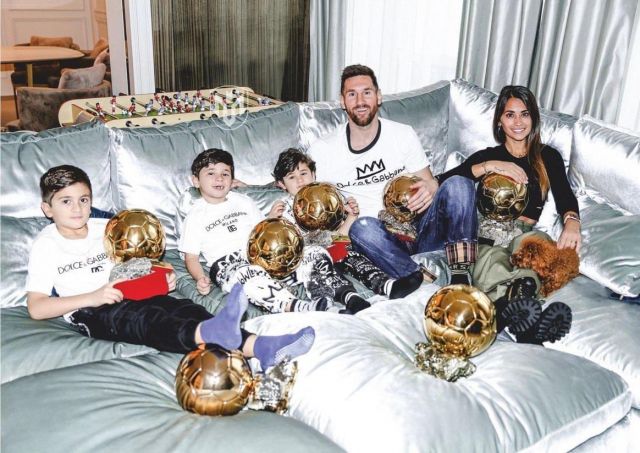 3  Lionel Messi and his family pose with his seventh Ballon d'Or awards in Paris.