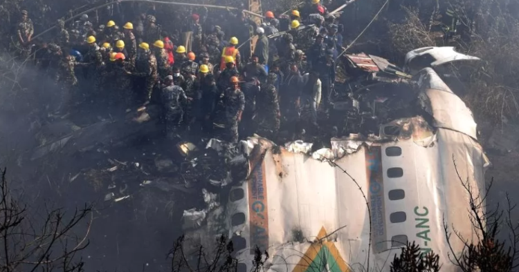 Hundreds of rescuers were rushed to the site of the crash , photo: CNN