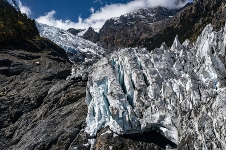 A glacial lake outburst flood (GLOF) occurs when water is suddenly released from a lake fed by a glacier melt. A British-NZ study finds 15 million people around the world are at risk from GLOFs. Photo: Xinhua