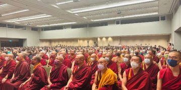 ས་སྐྱ་༧གོང་ས་ཁྲི་ཆེན་རིན་པོ་ཆེ་མཆོག་ནས་ཐའེ་ཝན་ནང་རྗེས་གནང་དང་བཀའ་ཆོས་བསྩལ། ཐའེ་ཝན་བོད་བརྒྱུད་ནང་བསྟན་ཞིབ་འཇུག་ཚོགས་པའིི་པར།