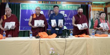 རྩོམ་པ་པོ་ཤེས་རབ་དར་རྒྱས་ལགས་ཀྱིས་བྲིས་པའི་དཔེ་དེབ་གཉིས་དབུ་འབྱེད་གནང་། ༢༠༢༣།༠༥།༢༢ བོད་མིའི་སྒྲིག་འཛུགས་ཀྱི་པར།