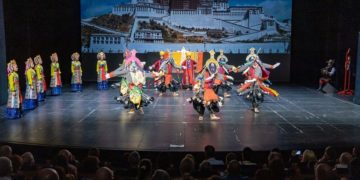 རྒྱལ་སྤྱིའི་ལྷ་མོའི་དུས་སྟོན་ཐེངས་བཅུ་པའི་ཐོག་སྣང་ས་འོད་འབུམ་གྱི་འཁྲབ་སྟོན་བྱེད་བཞིན་པ། ༢༠༢༣།༠༦།༡༠