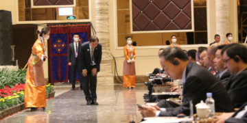 Democratic Party Rep. Do Jong-hwan takes a bow to Chinese officials and other attendees after walking off stage in making a speech at the China Xizang Tourism and Culture Expo on Saturday. Some seven DP representatives left for China as they were invited to the event by the Chinese government. [YONHAP]
