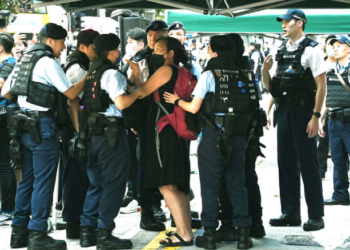League of Social Democrats leader Chan Po-ying, center, argues with police before being taken away in Hong Kong’s Causeway Bay shopping district on 4th june 2023.Photo :AFP