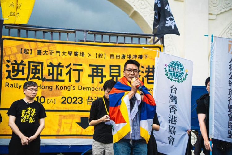 ངོ་རྒོལ་བྱེད་སྐབས་བོད་དང་ཐའེ་ཝན་འགྲོ་བ་མིའི་ཐོབ་ཐང་འབྲེལ་མཐུད་ཁང་གི་འགན་འཛིན་གཞོན་པ་བཀྲ་ཤིས་ཚེ་རིང་ལགས་ཀྱིས་གཏམ་བཤད་གནང་། དོ་བདག་གིས་མཁོ་སྤྲོད་གནང་། ༢༠༢༣།༠༦།༡༠