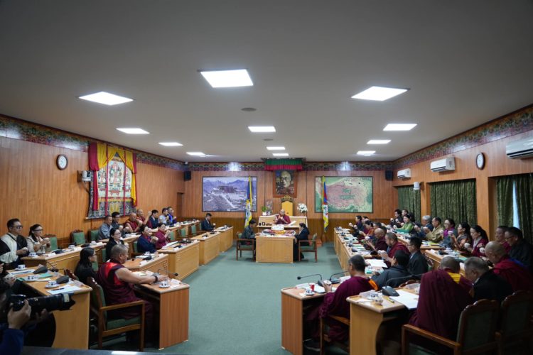 པར་འགྲེལ། བོད་མི་མང་སྤྱི་འཐུས་ལྷན་ཚོགས་སྐབས་ ༡༧ པའི་གྲོས་ཚོགས་ཚོགས་དུས་དྲུག་པའི་ལས་ཉིན་དང་པོའི་ཚོགས་དུས་དང་པོའི་སྐབས།  ༢༠༢༣། ༩། ༡༩ སྤྱི་འཐུས་ལྷན་ཚོགས་ཀྱི་ངོ་དེབ་ནས་བླངས། 