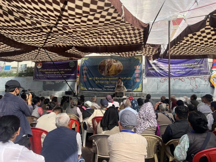 སྤྱི་འཐུས་ཚོགས་གཞོན་སྒྲོལ་མ་ཚེ་རིང་མཆོག་ནས་གཞི་རིམ་མི་མང་ལ་གསུང་བཤད་གནང་བཞིན་པ། ༢༠༢༣།༩།༢༧ དུས་བབ་ཀྱི་པར།