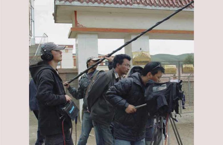 གློག་བརྙན་ཁྱི་རྒན་ཕབ་སྐྲུན་བྱེད་བཞིན་པའི་
ཡུལ་དངོས་ཀྱི་པར། གཡོན་ནས་བརྩིས་ན།
གདུགས་དཀར་ཚེ་རིང་། པད་མ་ཚེ་བརྟན།
ཟོན་ཐར་རྒྱལ། (༢༠༡༡)
པར་དབང་། ལ་རྩེའི་ལས་གཞི།
ཆོག་མཆན་ཞུས་པའི་ཐོག་ནས་པར་འདྲེན་བཀོད་བྱས།