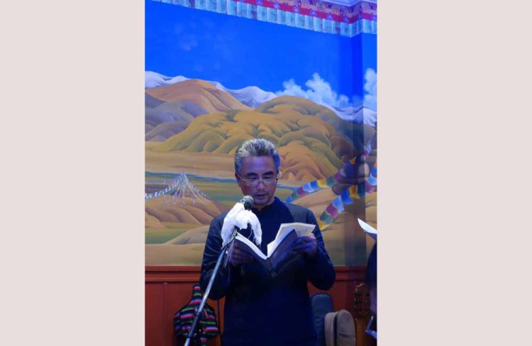 ནེའུ་ཡོག་གྲོང་འཁྱེར་གྱི་ཇེག་སེན་ཧ་ཡེཊ་(Jac
kson Heights)
ཁུལ་དུ་ལ་རྩེ་དཔེ་མཛོད་ཁང་གིས་པད་མ་ཚེ་བརྟན
་གྱི་རྩོམ་ཡིག་ཀློག་འདོན་གྱི་འདུ་འཛོམས་ཤིག
་གོ་སྒྲིག་ཞུས་པ་དེར།
ཁོང་ནས་དེ་སྔོན་རང་གིས་བྲིས་པའི་བརྩམས་སྒྲུ
ང་གི་ཚན་པ་ཞིག་ཀློག་འདོན་བྱེད་བཞིན་པ། (༢༠༡༦)
པར་དབང་། ལ་རྩེའི་ལས་གཞི།
ཆོག་མཆན་ཞུས་པའི་ཐོག་ནས་པར་འདྲེན་བཀོད་བྱས།