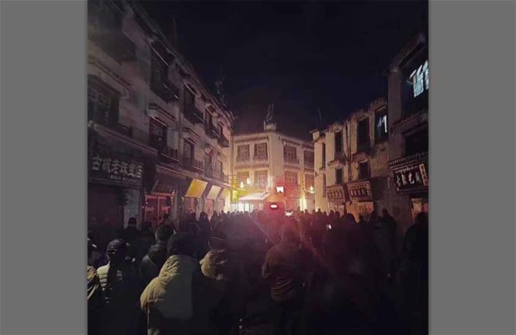 མི་ཚོགས་མང་པོའི་ཕྲེང་བསྟར་གྱི་ཁྲོད་ནས་པད་
མ་ཚེ་བརྟན་ལགས་ཀྱི་སྐུ་ཕུང་ལྷ་སའི་གཙུག་ལག་

ཁང་ལ་སྐོར་བའི་ཆེད་གདན་འདྲེན་ཞུ་བཞིན་པ། (
༢༠༢༣ )
པར་དབང་། རིན་རྡོར།
ཆོག་མཆན་ཞུས་པའི་ཐོག་ནས་པར་འདྲེན་བཀོད་བྱས།