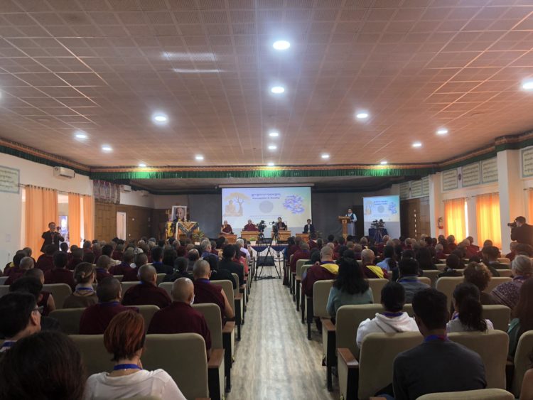 གངས་སྐྱིད་སྲིད་སྐྱོང་ཚོགས་ཁང་དུ་འཇིག་རྟེན་ཁམས་ཀྱི་རིག་པ་དང་རྣམ་པར་ཤེས་པའི་བགྲོ་གླེང་ཐེངས་བརྒྱད་པ་དབུ་འཛུགས་གནང་བཞིན་པ། ༢༠༢༣།༡༠།༢༩ དུས་བབ་ཀྱི་པར།