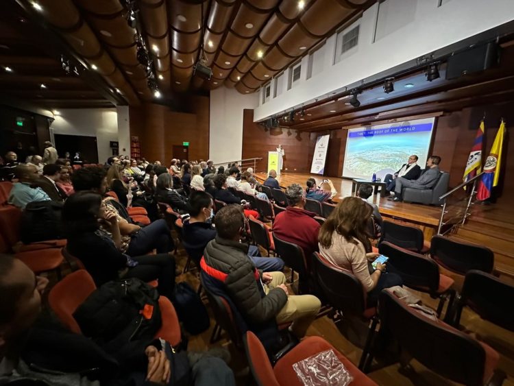 སྲིད་སྐྱོང་མཆོག་ནས་ཀོ་ལིམ་བྷི་ཡ་རྒྱལ་ཡོངས་གཙུག་ལག་སློབ་གཉེར་ཁང་དུ་གསུང་བཤད་གནང་བཞིན་པ། སྲིད་སྐྱོང་ངོ་དེབ་ཀྱི་པར། ༢༠༢༣།༡༠།༠༣